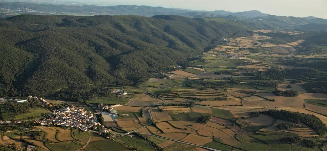 Viñedos y pueblos en lo alto de las colinas del Penedès