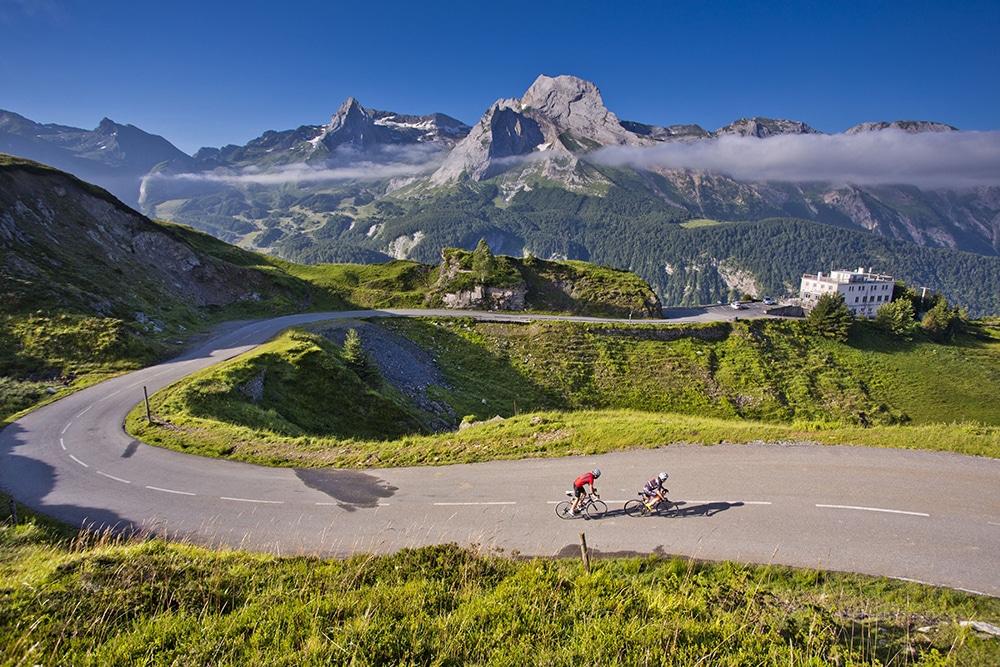 Cyclotouristes-au-col-dAubisque-1000©CDT64-Ziklo